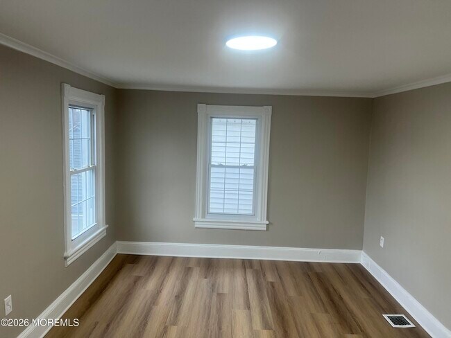 Building Photo - 133 Leonard Ave