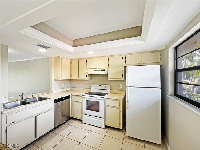 Building Photo - 4530 SW 10th Ave