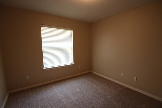 Building Photo - Stunning 3 Bedroom in Vineyard Estates Com...