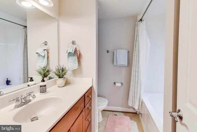 Building Photo - 4139 S Four Mile Run Dr