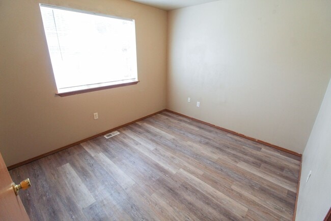 Building Photo - 407 E 8th Ave