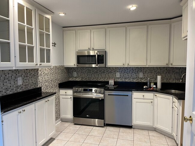 Building Photo - 261 Hedgerow Rd
