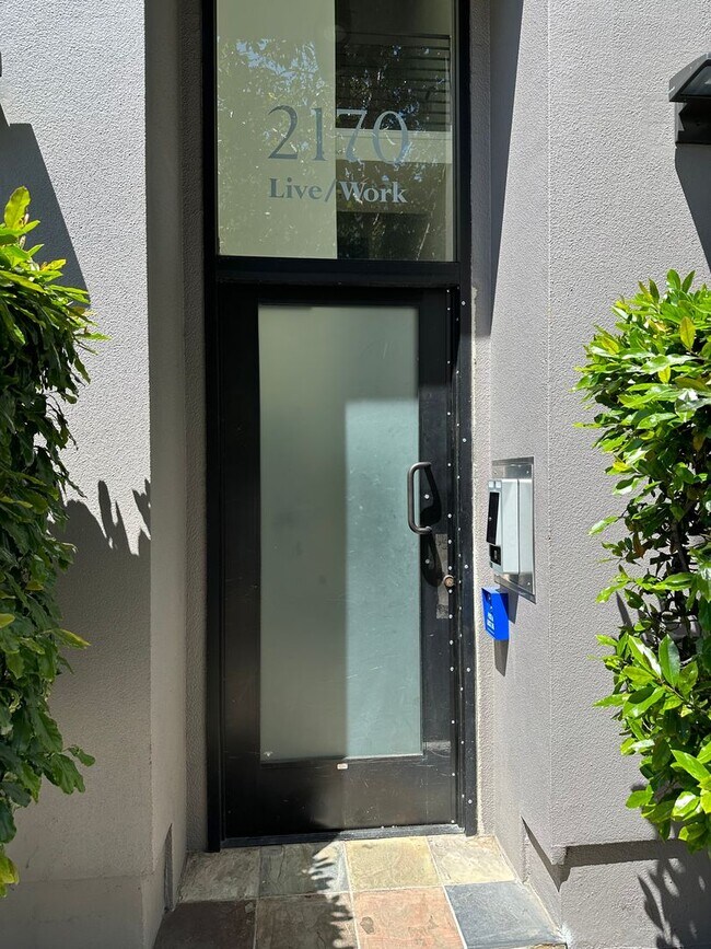 Building Photo - SPACIOUS 1-Bedroom 1.5 bath Live/Work loft...