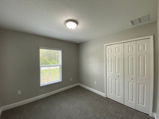 Building Photo - Desirable SW Ocala Neighborhood 4/2/2 *WON'T LAST*