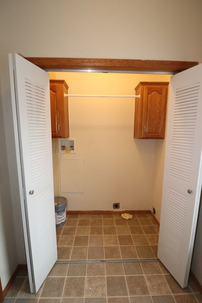 Building Photo - Spacious Town House for Rent