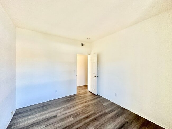 Building Photo - Beautiful Upstairs Condo Unit in the Priva...