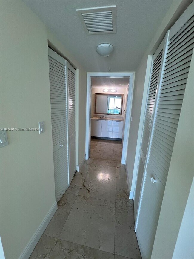 Building Photo - 1800 N Bayshore Dr