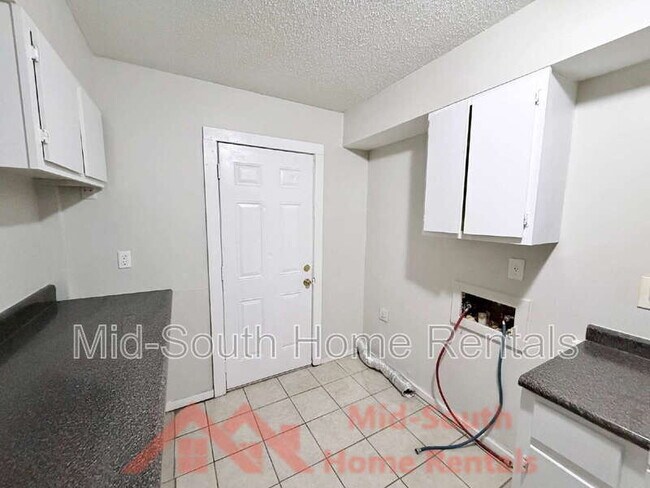 Building Photo - 642 Safari Dr