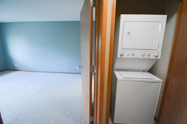 Building Photo - Beautiful 2 bed Condo In NE Rochester!