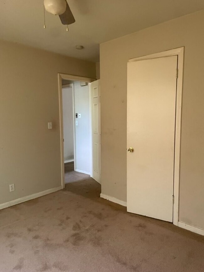 Building Photo - Three Bedroom One bathroom home for Rent