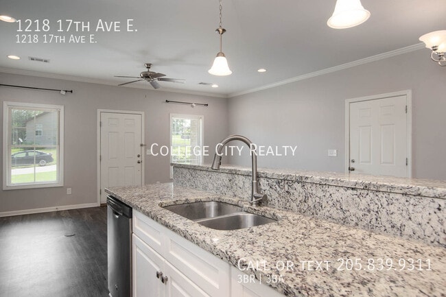 Building Photo - 1218 17th Ave E