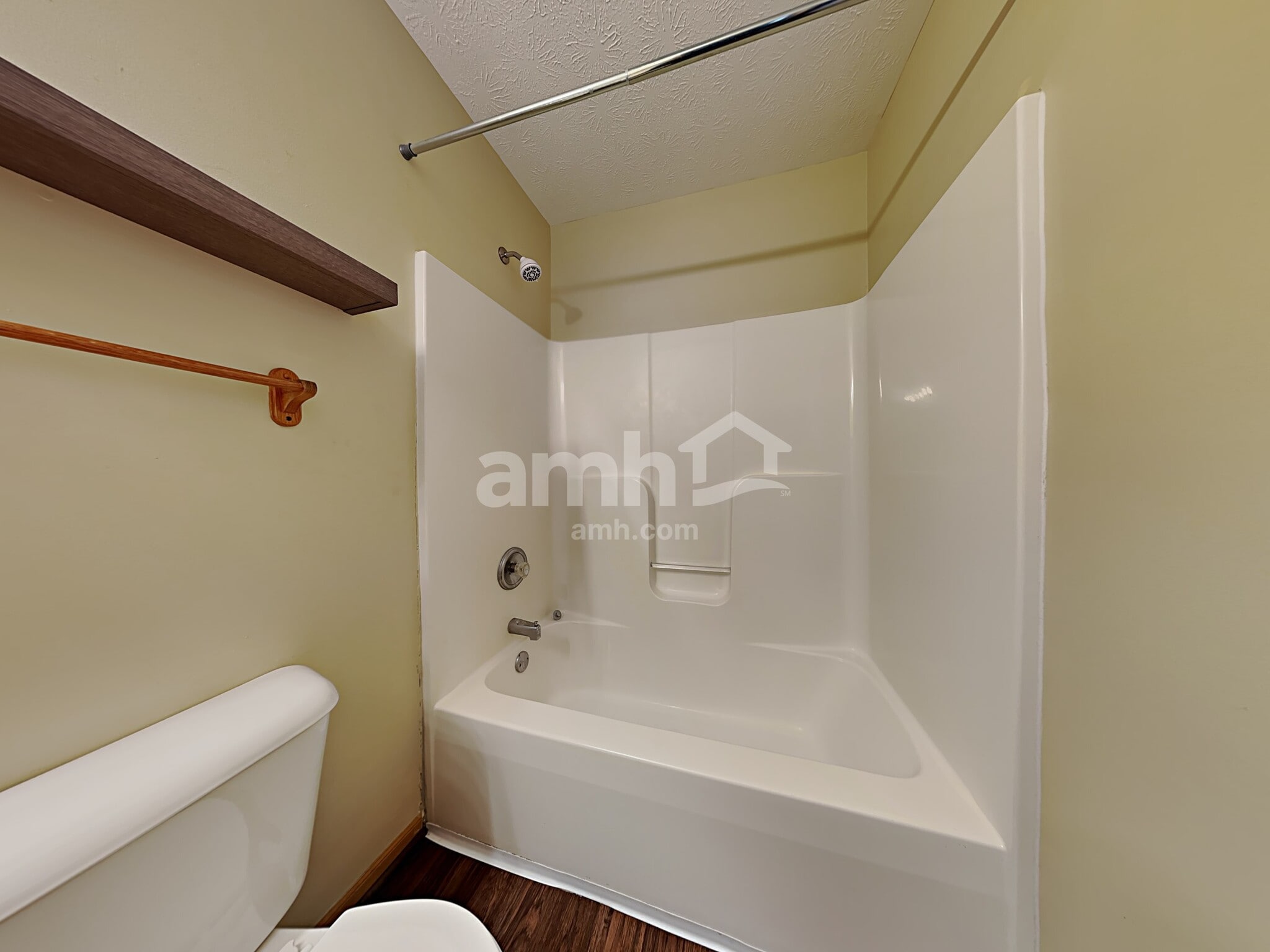 Building Photo - 3370 Redbud Dr
