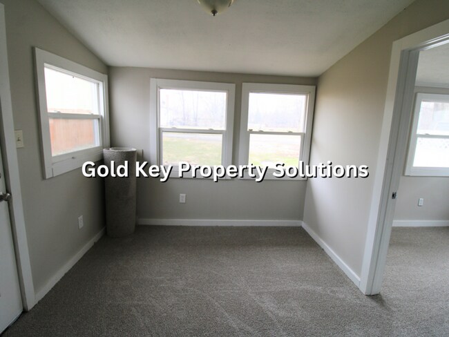 Building Photo - 3 BR 1 BA House with Back Deck and TWO Bonus Rooms! NO CATS (NO SECTION 8)