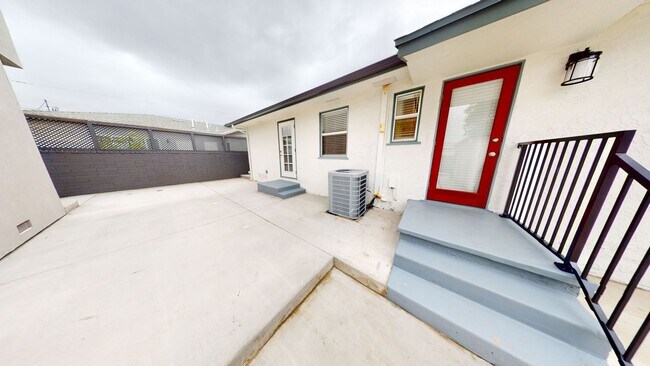 Building Photo - Large 3 bed 2 bath on 62nd!