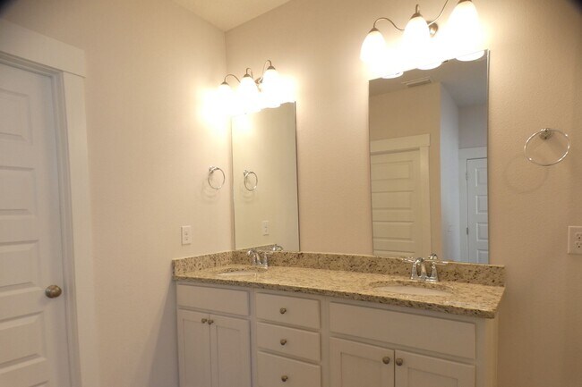 Building Photo - 4-Bedroom Home - Community Pool