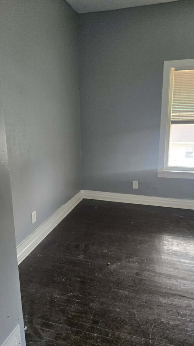 Building Photo - 2 Bedroom 1 bathroom Apartment for rent
