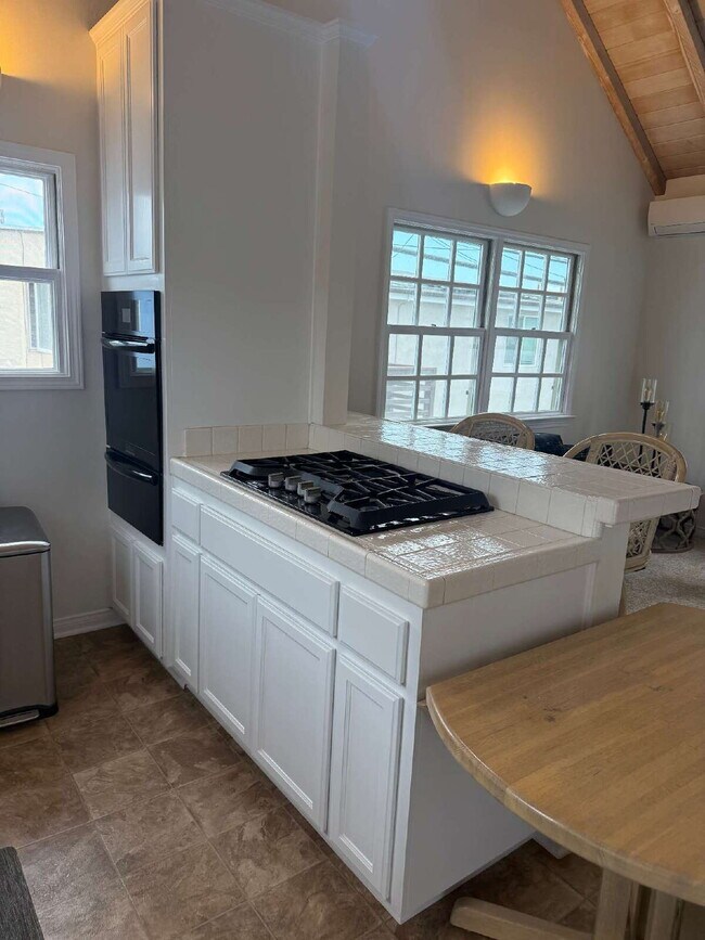 Building Photo - Unfurnished Studio Balboa Island