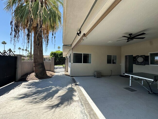 Building Photo - 725 S Mountain View Dr