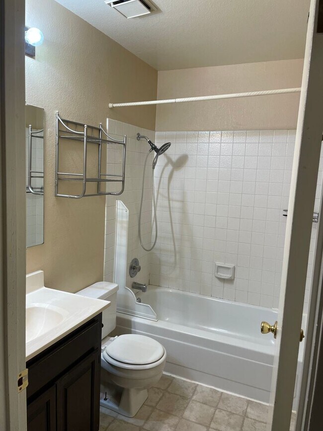 Building Photo - Quiet 2 bedroom 2 Bath