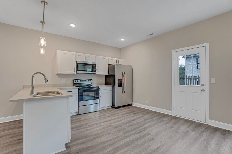 Building Photo - Excell Pointe 2 Bedroom Townhomes