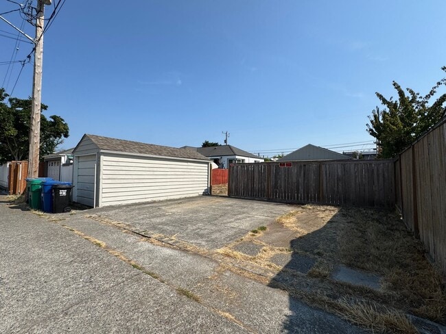 Building Photo - West Seattle ~ Alki Beach Home