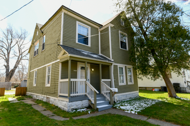 Building Photo - A Roomy Single Fam in Clark Ave with a Bon...