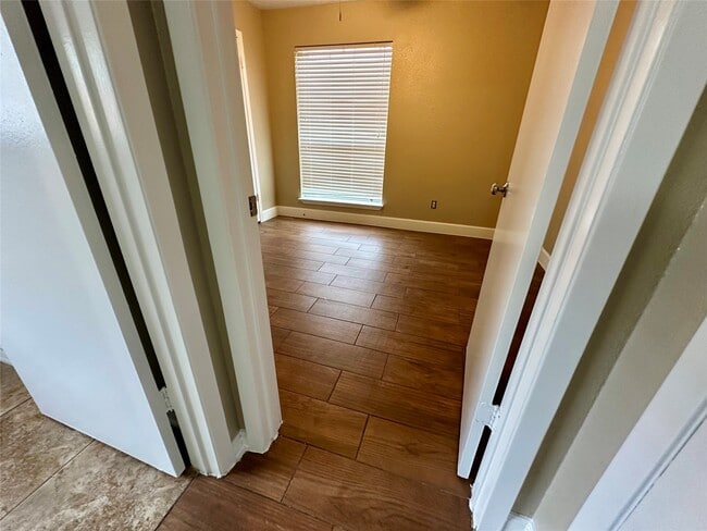 Building Photo - 1111 E Brompton Dr