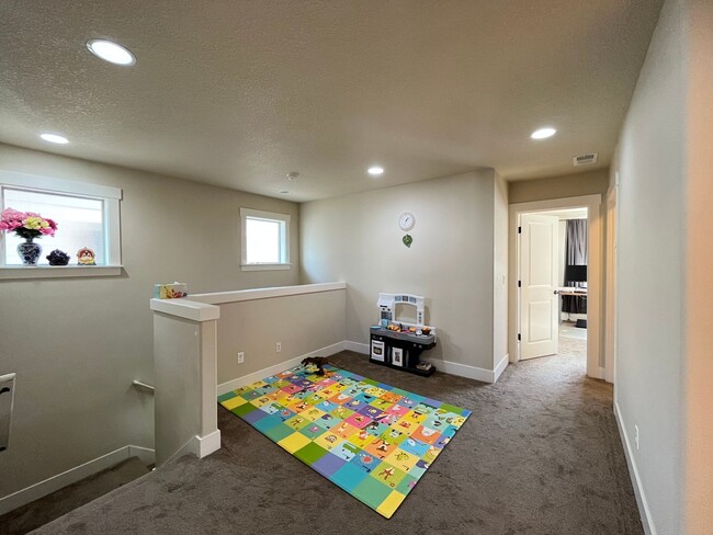 Building Photo - Lovely 3 Bed + 2.5 Bath in Bethany Creek F...