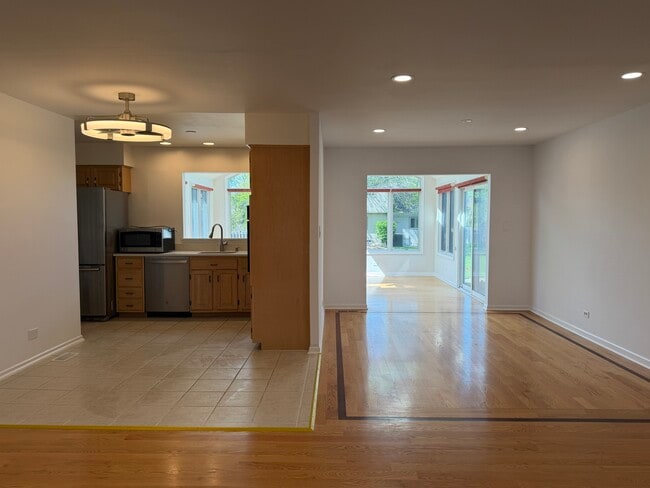 Building Photo - 1161 Parker Ln