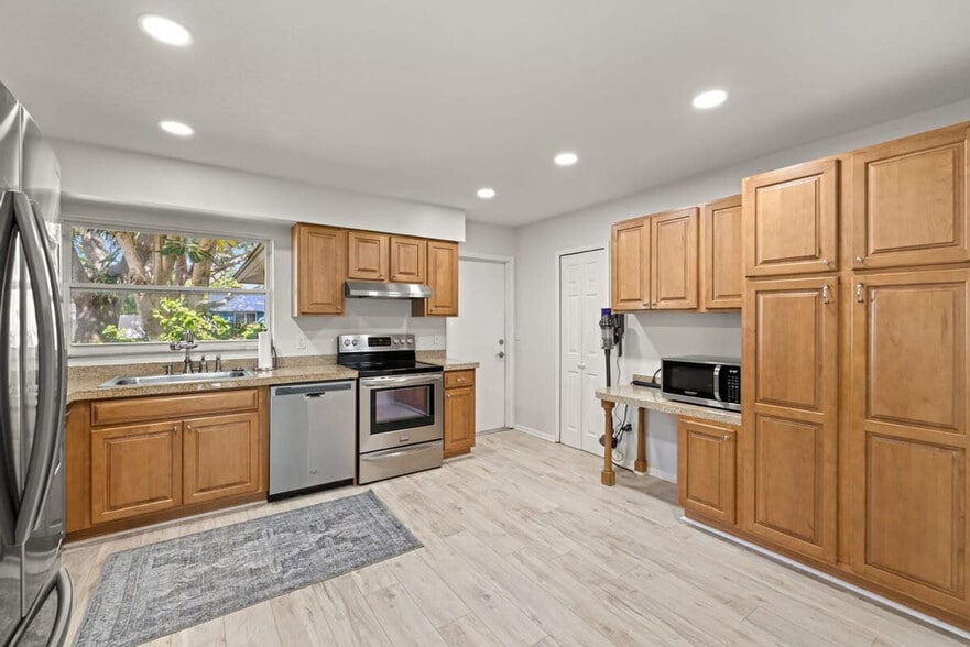 Building Photo - 1518 Wexford Dr E