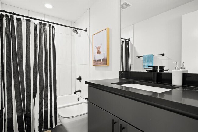 Building Photo - 3406 E 17th St