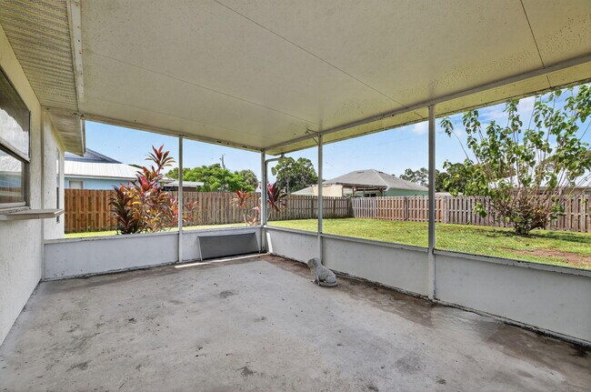 Building Photo - 561 SE Karrigan Terrace