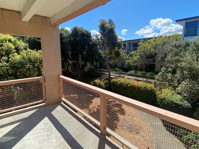 Building Photo - One Bedroom Condo Available in Watergate Community/Emeryville!
