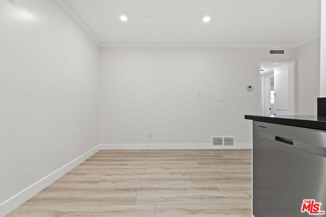 Building Photo - 330 E Dryden St