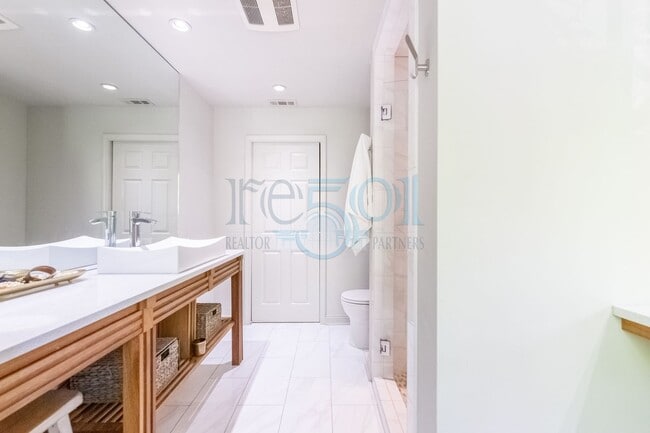 Building Photo - Elegant, updated Pleasant Valley townhome in the heart of WLR