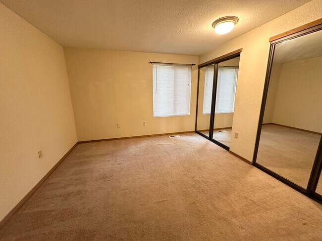 Building Photo - Ideal 2 Bedroom 2 Bathroom Lower Level Unit - Backs to Beautiful Greenspace!