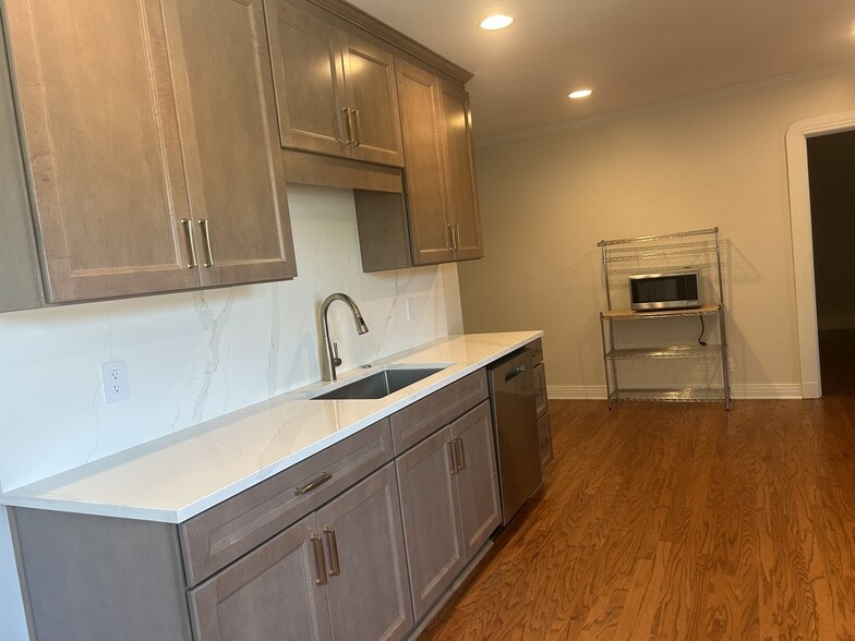 Building Photo - 67 S Wren St