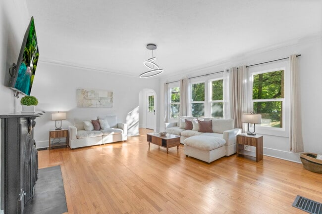 Building Photo - 3750 Totem Ln