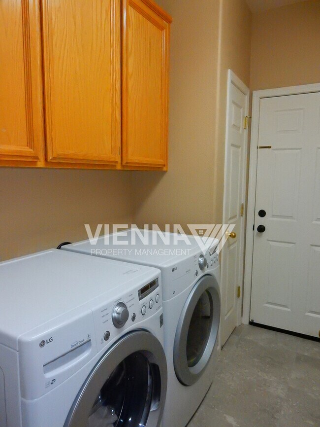 Building Photo - 550 Davenport Way