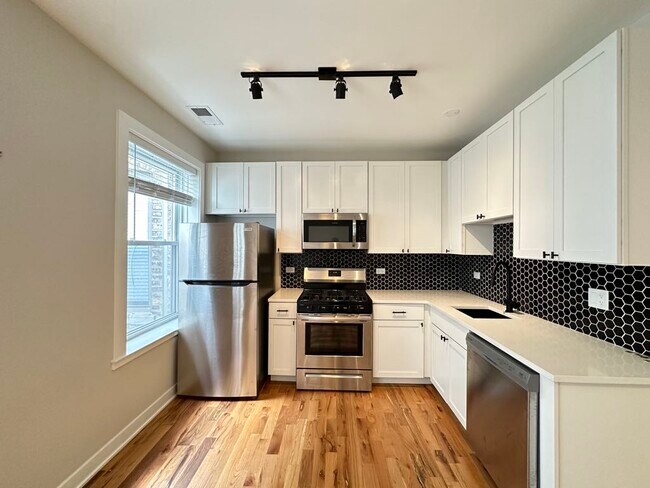 Building Photo - 659 W Wrightwood Ave