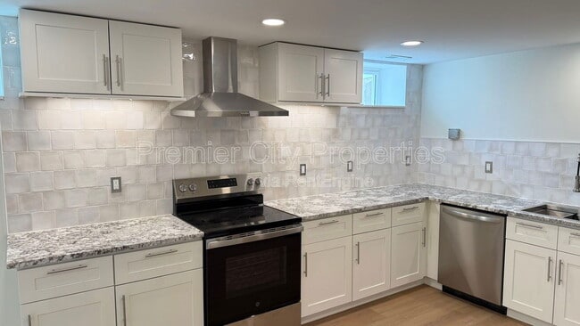 Building Photo - 240 Mcgregor Ave