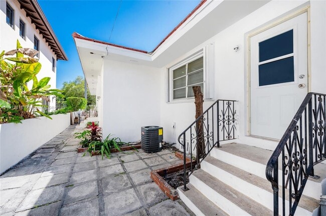 Building Photo - 1706 S Le Jeune Rd