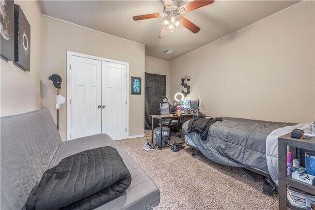 Building Photo - AUGUST PRE-LEASE!! 4/4 Townhome in Univers...