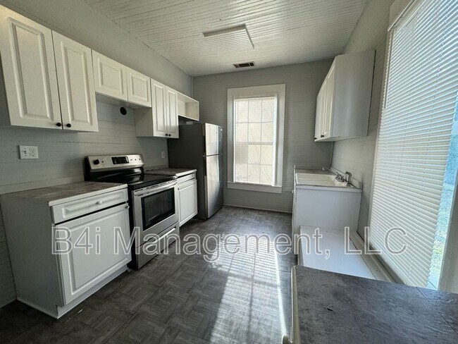 Building Photo - 306 Veazey St