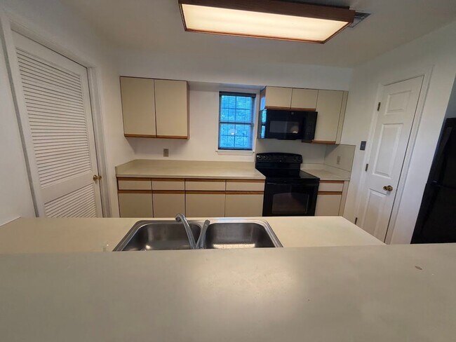 Building Photo - 3 Bedroom Seven Oaks Condo