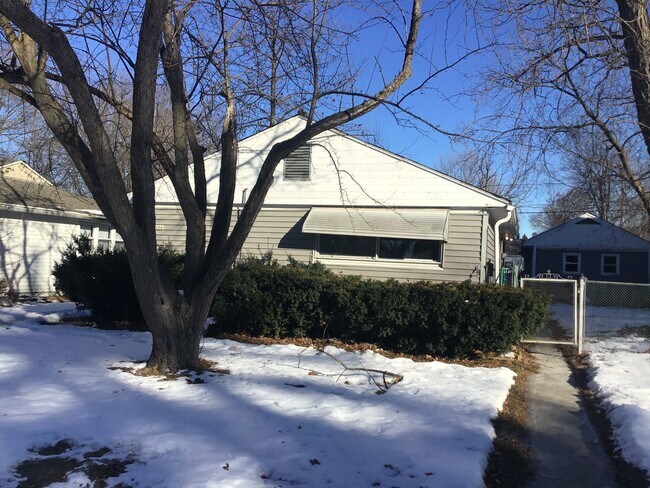 Building Photo - 2 bedroom single family home with detached...