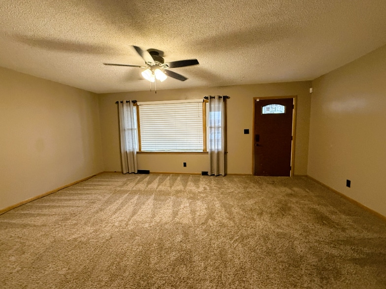 Building Photo - 2515 Richmond N