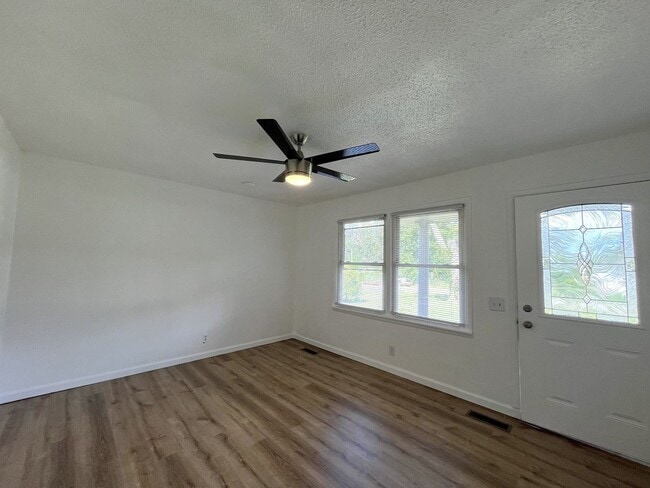 Building Photo - Brick Home W/ Big Yard