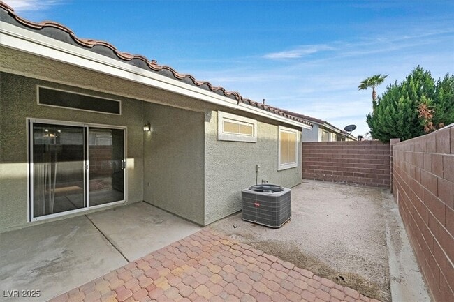 Building Photo - 137 Tapatio St