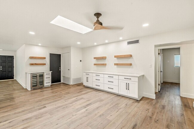 Building Photo - Beautiful 3 bed, 2 bath w/ bonus Room, loc...
